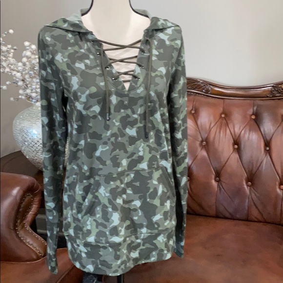 Ideology Tops - Ideology
Camouflage Warm-Up Hoodie